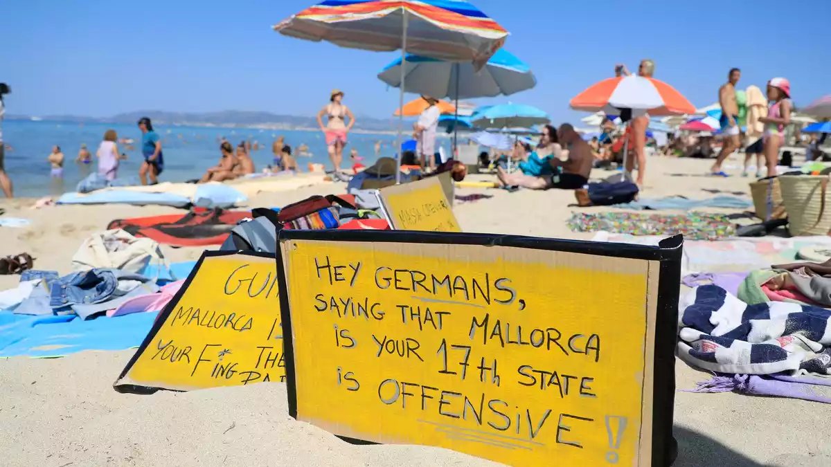 Deutsche Touristen, die sich im Urlaub allzu auftrumpfend benehmen, verursachen mitunter Widerstand - so wie hier auf Mallorca. (Archivbild) - Bild: Clara Margais/dpa