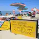 Deutsche Touristen, die sich im Urlaub allzu auftrumpfend benehmen, verursachen mitunter Widerstand - so wie hier auf Mallorca. (Archivbild) - Bild: Clara Margais/dpa