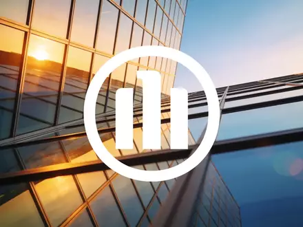 Moderne Glasarchitektur bei Sonnenuntergang als Symbol für finanzielle Stabilität und langfristiges Unternehmenswachstum. - Foto: über boerse-global.de