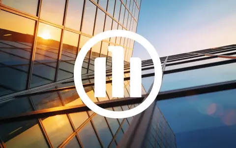 Moderne Glasarchitektur bei Sonnenuntergang als Symbol für finanzielle Stabilität und langfristiges Unternehmenswachstum. - Foto: über boerse-global.de