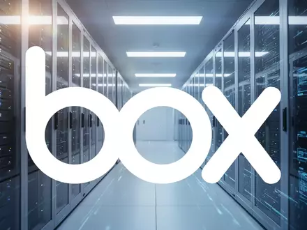 Modernes Rechenzentrum mit blauer Beleuchtung als Symbol für Cloud-Infrastruktur und Software-Dienstleistungen. - Foto: über boerse-global.de