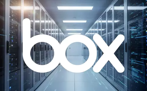 Modernes Rechenzentrum mit blauer Beleuchtung als Symbol für Cloud-Infrastruktur und Software-Dienstleistungen. - Foto: über boerse-global.de