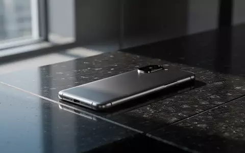 Ein minimalistisches, hochwertiges Smartphone auf einer dunklen Granitoberfläche in elegantem, natürlichem Licht. - Foto: über boerse-global.de