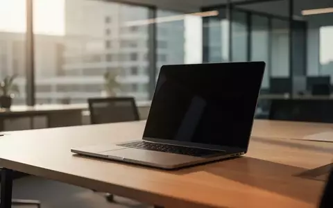 Ein minimalistischer Büroarbeitsplatz mit einem Laptop auf einem Holztisch bei natürlichem Tageslicht. - Foto: über boerse-global.de