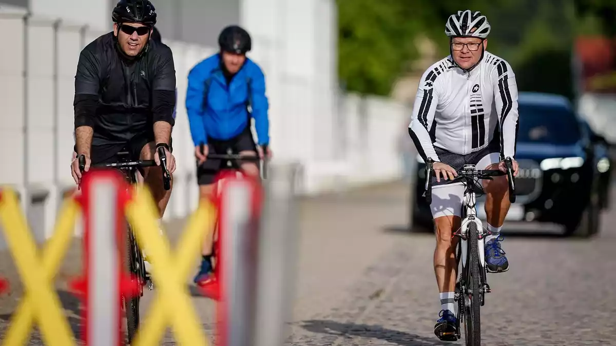 26 Kilometer in einer Stunde und 45 Minuten haben Schneider und Klingbeil am Morgen geschafft - auf den Rädern durchs Gelände. - Bild: Kay Nietfeld/dpa