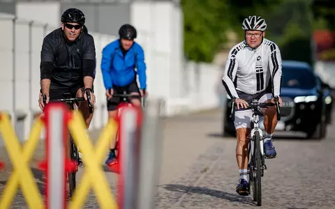 26 Kilometer in einer Stunde und 45 Minuten haben Schneider und Klingbeil am Morgen geschafft - auf den Rädern durchs Gelände. - Foto: Kay Nietfeld/dpa