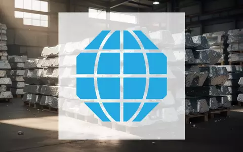 Gestapelte Zinkbarren in einem industriellen Lagerhaus als Symbol für den Rohstoffhandel. - Foto: über boerse-global.de