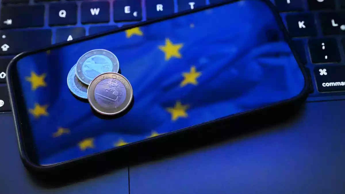 Die Euro-Notenbanken tüfteln seit Jahren an einer digitalen Variante der europäischen Gemeinschaftswährung und peilen eine Einführung der Alternative zum Bargeld im Jahr 2029 an. (Symbolbild) - Bild: Malin Wunderlich/dpa