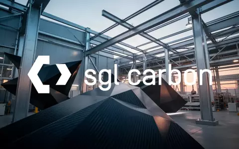 Moderne industrielle Fertigungsanlage mit abstrakten Carbon-Strukturen und atmosphärischer Beleuchtung. - Foto: über boerse-global.de