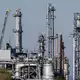 In der Chemie- und Pharmabranche hat Forschung einen hohen Stellenwert (Archivbild) - Bild: Uwe Anspach/dpa