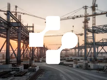 Moderne Baustelle mit Stahlkonstruktionen und Kränen im goldenen Licht als Symbol für Infrastrukturentwicklung - Foto: über boerse-global.de