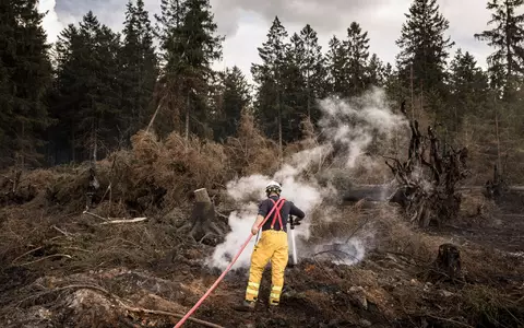 Gelöscht ist der verheerende Brand im Hohen Venn noch nicht. (Archivbild)  - Foto: Valentin Bianchi/AP/dpa