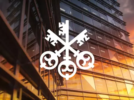 Moderne Glasfassade eines Bankgebäudes im Licht der Abendsonne als Symbol für den Finanzsektor. - Foto: über boerse-global.de