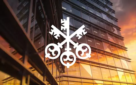 Moderne Glasfassade eines Bankgebäudes im Licht der Abendsonne als Symbol für den Finanzsektor. - Foto: über boerse-global.de
