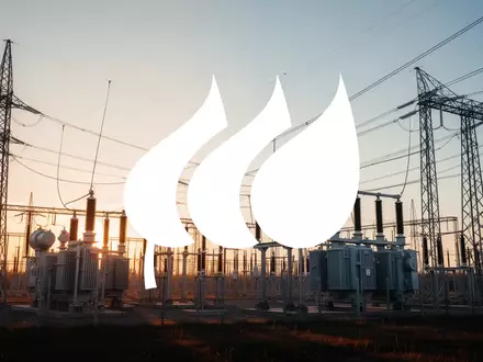 Moderne Hochspannungstransformatoren und Stromleitungen bei Sonnenuntergang als Symbol für Energieinfrastruktur. - Foto: über boerse-global.de