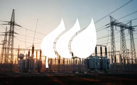 Moderne Hochspannungstransformatoren und Stromleitungen bei Sonnenuntergang als Symbol für Energieinfrastruktur. - Foto: über boerse-global.de