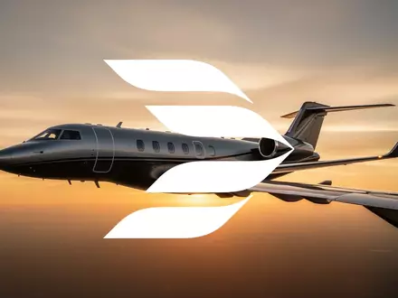 Silhouette eines modernen Privatjets vor einem goldenen Sonnenuntergang als Symbol für den Luftfahrtsektor. - Foto: über boerse-global.de