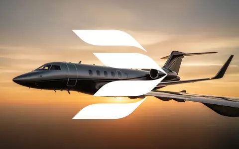 Silhouette eines modernen Privatjets vor einem goldenen Sonnenuntergang als Symbol für den Luftfahrtsektor. - Foto: über boerse-global.de