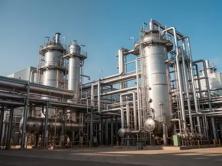 Industrielle Anlage zur Reifenpyrolyse mit großen Stahlreaktoren unter blauem Himmel. - Foto: über boerse-global.de