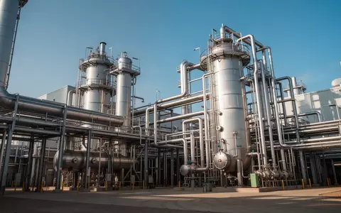 Industrielle Anlage zur Reifenpyrolyse mit großen Stahlreaktoren unter blauem Himmel. - Foto: über boerse-global.de