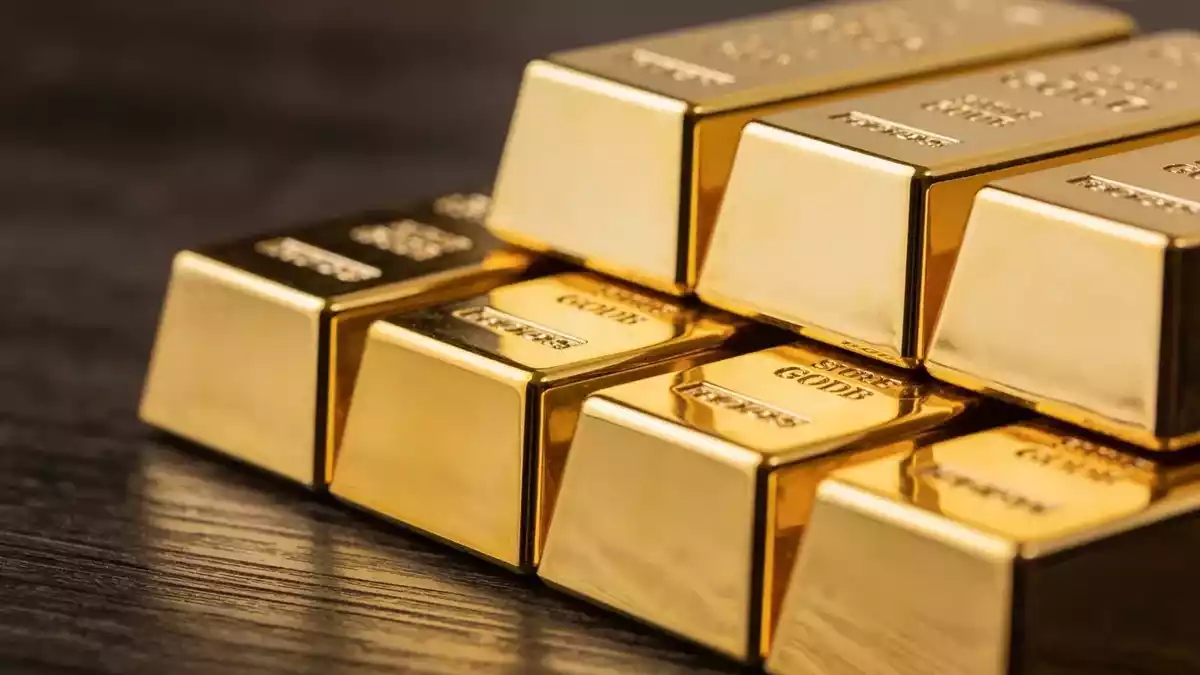 Gold Hits $4,658 as US Debt Tops $40T, Central Banks Buy Record