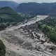 Die Sturzflut hat viele Häuser erfasst. - Bild: Niranjan Shrestha/AP/dpa