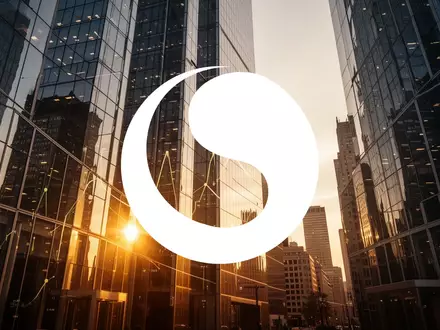Moderne Glasfassade eines Bürogebäudes im goldenen Sonnenlicht als Symbol für Finanzwachstum und Kapitalausschüttung. - Foto: über boerse-global.de