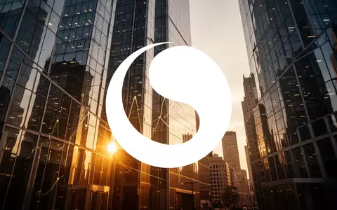 Moderne Glasfassade eines Bürogebäudes im goldenen Sonnenlicht als Symbol für Finanzwachstum und Kapitalausschüttung. - Foto: über boerse-global.de