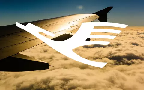 Ein modernes Passagierflugzeug fliegt über einer dichten Wolkendecke im warmen Licht der goldenen Stunde. - Foto: über boerse-global.de