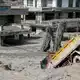 Ein Lkw versinkt in den Schlammmassen. - Bild: Niranjan Shrestha/AP/dpa