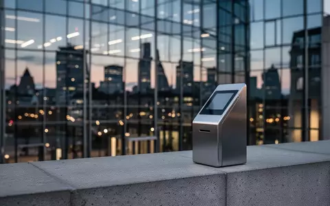 Modernes Bürogebäude in Frankfurt am Abend mit einem minimalistischen Bezahlterminal im Vordergrund. - Foto: über boerse-global.de