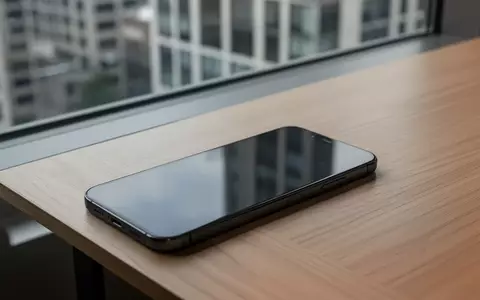 Ein modernes Smartphone liegt auf einem minimalistischen Schreibtisch mit ausgeschaltetem Bildschirm. - Foto: über boerse-global.de