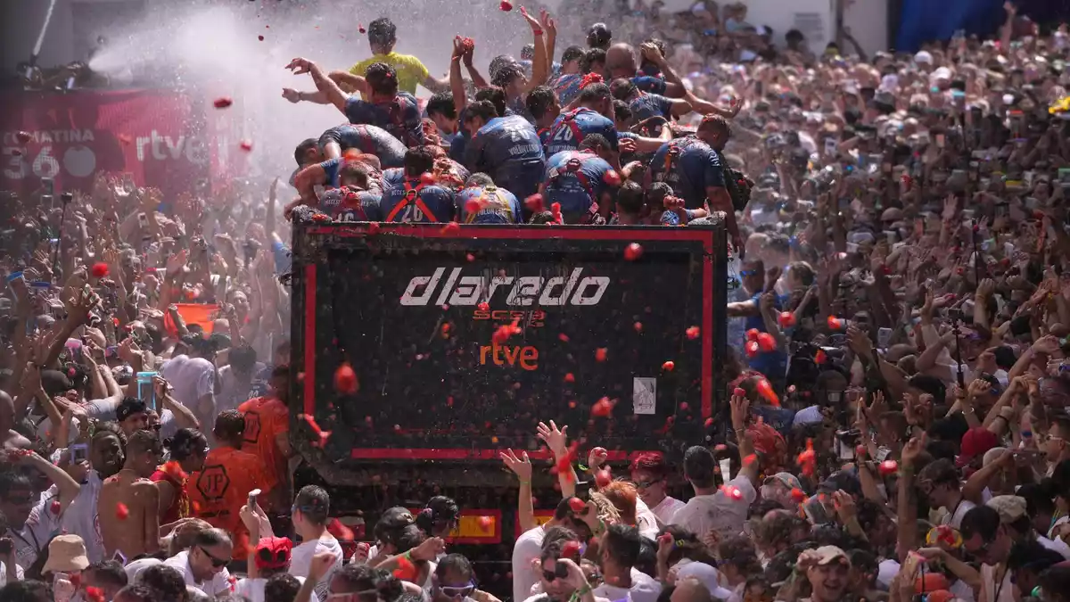 Genau eine Stunde lang sind die normalen Regeln in der spanischen Kleinstadt Buñol während der «La Tomatina» außer Kraft gesetzt und man darf wildfremden Menschen eine matschige Tomate ins Gesicht klatschen.  - Bild: Alberto Saiz/AP/dpa