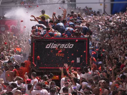 Genau eine Stunde lang sind die normalen Regeln in der spanischen Kleinstadt Buñol während der «La Tomatina» außer Kraft gesetzt und man darf wildfremden Menschen eine matschige Tomate ins Gesicht klatschen.  - Foto: Alberto Saiz/AP/dpa