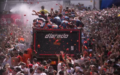 Genau eine Stunde lang sind die normalen Regeln in der spanischen Kleinstadt Buñol während der «La Tomatina» außer Kraft gesetzt und man darf wildfremden Menschen eine matschige Tomate ins Gesicht klatschen.  - Foto: Alberto Saiz/AP/dpa