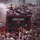 Genau eine Stunde lang sind die normalen Regeln in der spanischen Kleinstadt Buñol während der «La Tomatina» außer Kraft gesetzt und man darf wildfremden Menschen eine matschige Tomate ins Gesicht klatschen.  - Bild: Alberto Saiz/AP/dpa