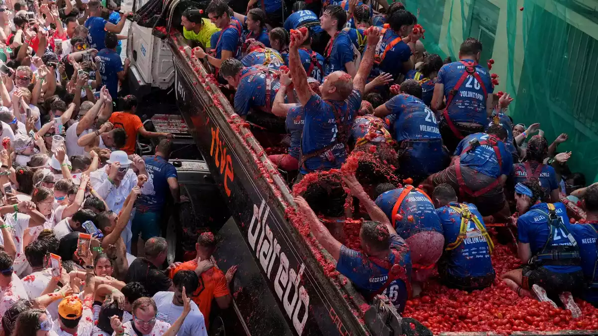 Für die diesjährige Ausgabe der größten Lebensmittelschlacht der Welt, der «La Tomatina», stehen 150 Tonnen matschiger Tomaten zur Verfügung. - Bild: Alberto Saiz/AP/dpa