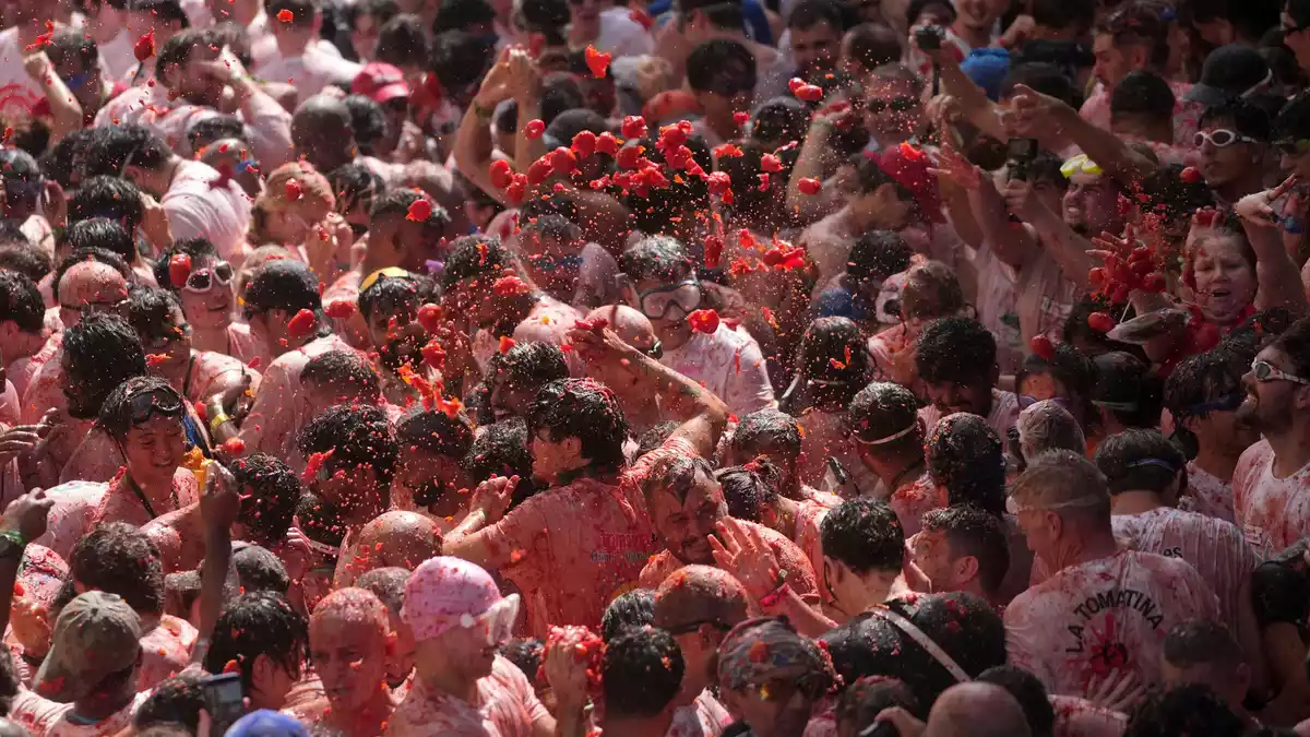 150.000 Kilogramm Tomaten standen für die diesjährige Ausgabe der «La Tomatina» zur Verfügung. - Bild: Alberto Saiz/AP/dpa