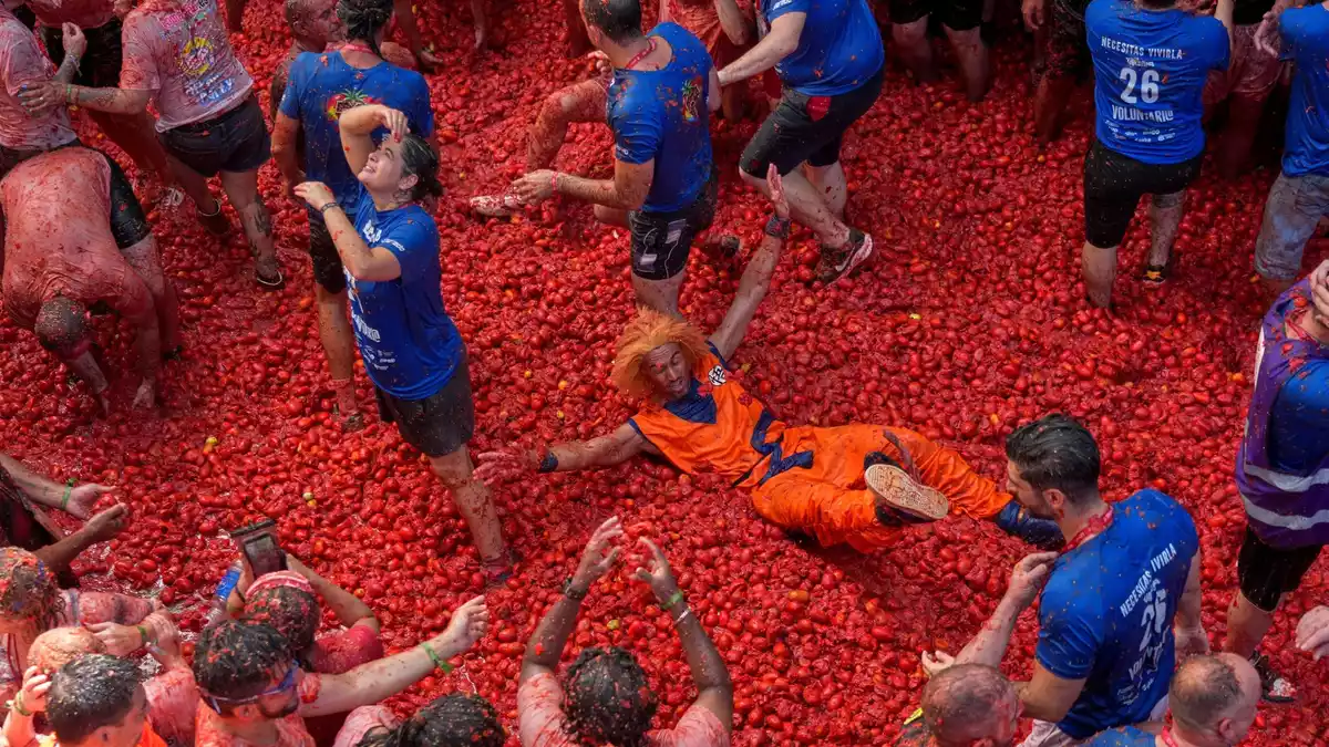 Für die bis zu 22.000 Teilnehmer, die teilweise sogar aus Japan, den USA oder Australien anreisen, war die Tomatenschlacht wieder eine Riesengaudi.  - Bild: Alberto Saiz/AP/dpa