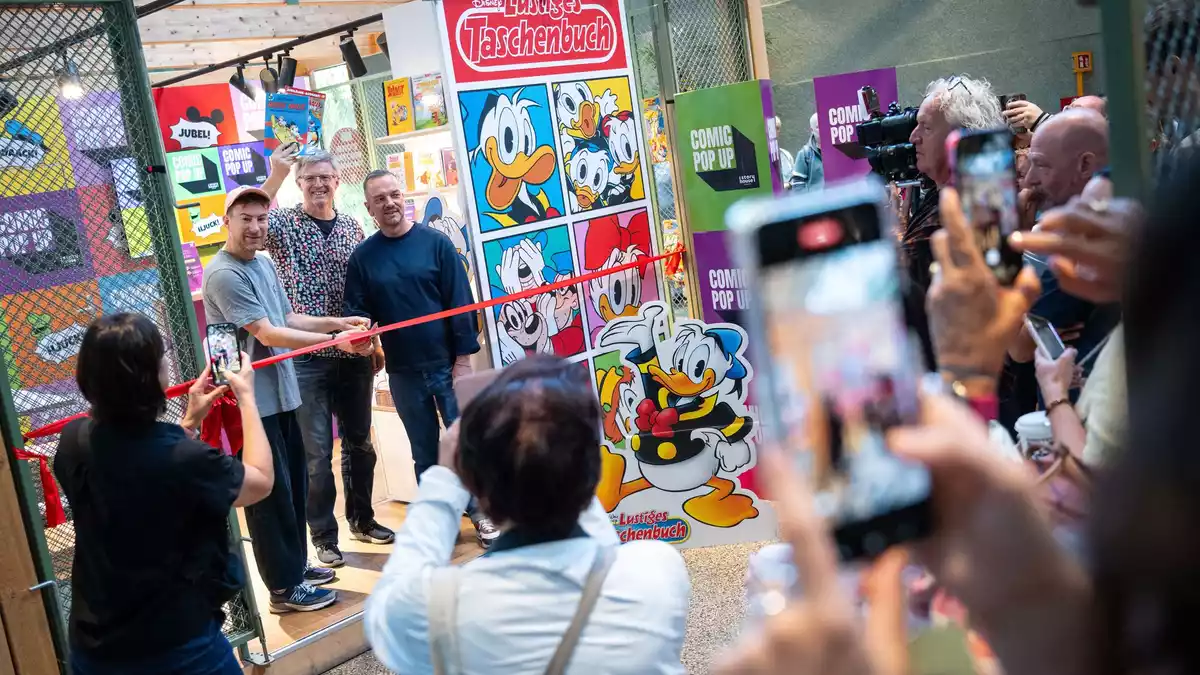 Das 75. Jubiläum wird nicht nur mit einer Sonderausgabe gefeiert, sondern auch mit einem Pop-up-Store im Bikini Berlin.  - Bild: Sebastian Christoph Gollnow/dpa