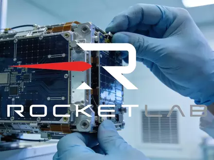 Hochmoderne Satellitenkomponente in einer Reinraumumgebung für die Luft- und Raumfahrttechnik. - Foto: über boerse-global.de