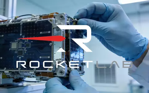 Hochmoderne Satellitenkomponente in einer Reinraumumgebung für die Luft- und Raumfahrttechnik. - Foto: über boerse-global.de
