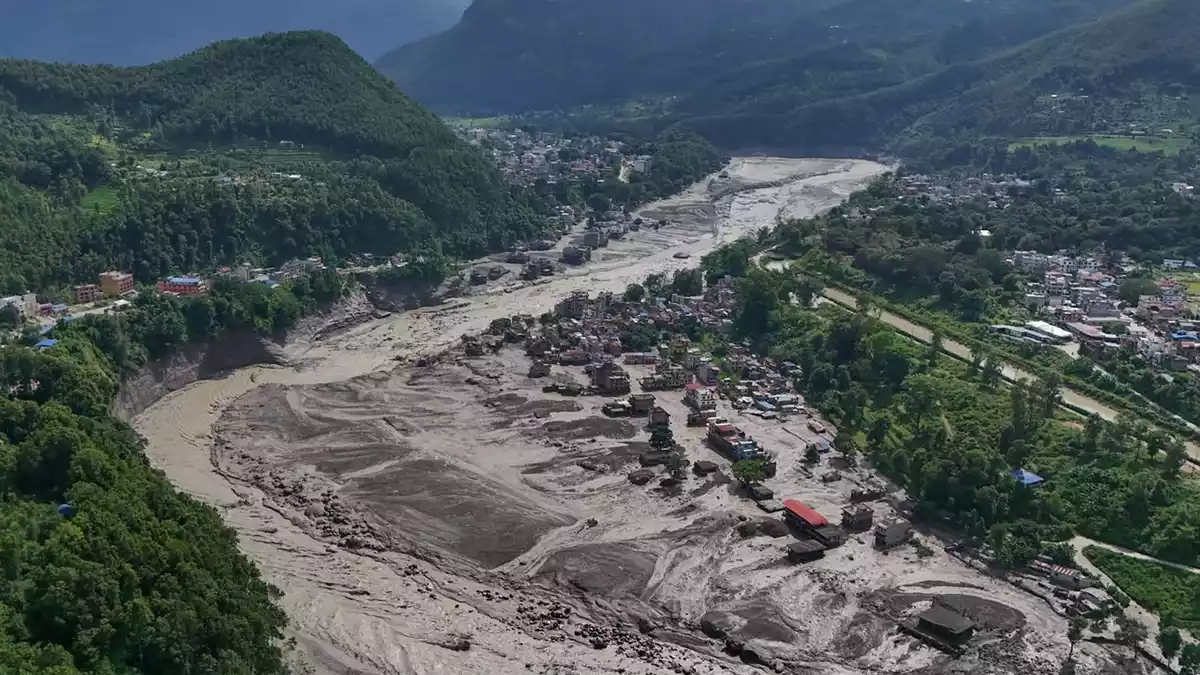 Die Sturzflut hat viele Häuser erfasst. - Bild: Niranjan Shrestha/AP/dpa