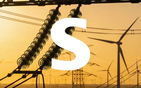 Moderne Energieinfrastruktur und Windkraftanlagen in einer weitläufigen Industrielandschaft bei Sonnenuntergang. - Foto: über boerse-global.de