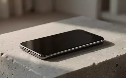 Ein modernes Smartphone liegt auf einer strukturierten Steinoberfläche in natürlichem Licht. - Foto: über boerse-global.de