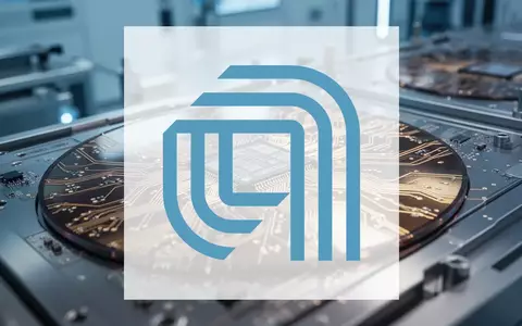 Abstrakte Darstellung einer modernen Halbleiterfertigung mit Fokus auf Mikrochip-Strukturen und technologischem Glanz. - Foto: über boerse-global.de