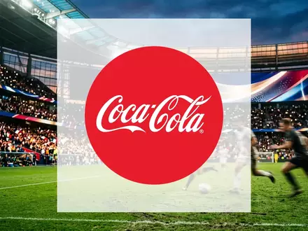 Dynamische Stadionatmosphäre bei Dämmerung als Symbol für eine globale Markenpartnerschaft im Sportbereich. - Foto: über boerse-global.de