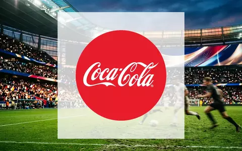 Dynamische Stadionatmosphäre bei Dämmerung als Symbol für eine globale Markenpartnerschaft im Sportbereich. - Foto: über boerse-global.de