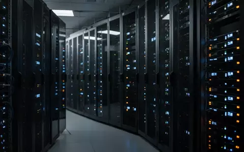 Modernes Serverraum-Interieur mit glänzenden Server-Racks und blinkenden Statuslichtern in einem indischen Rechenzentrum. - Foto: über boerse-global.de