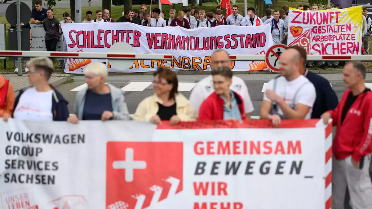 Beschäftigte von Volkswagen und seinen Zulieferern machen am Werkstor in Zwickau ihrer Sorge um die Zukunft des Standortes Luft.  - Bild: Hendrik Schmidt/dpa